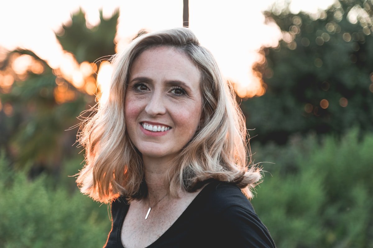 Mulher em paz apos aprender a distinguir intuicao de emocao