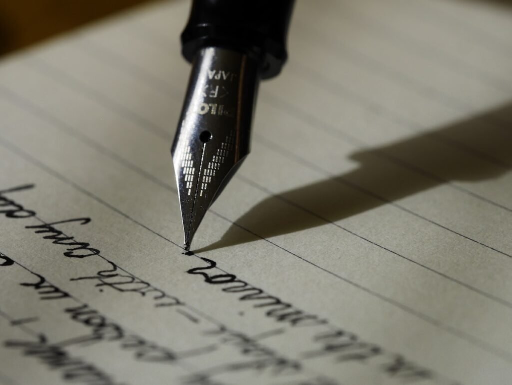 Caneta escrevendo em um caderno, ambiente de reflexão e escrita