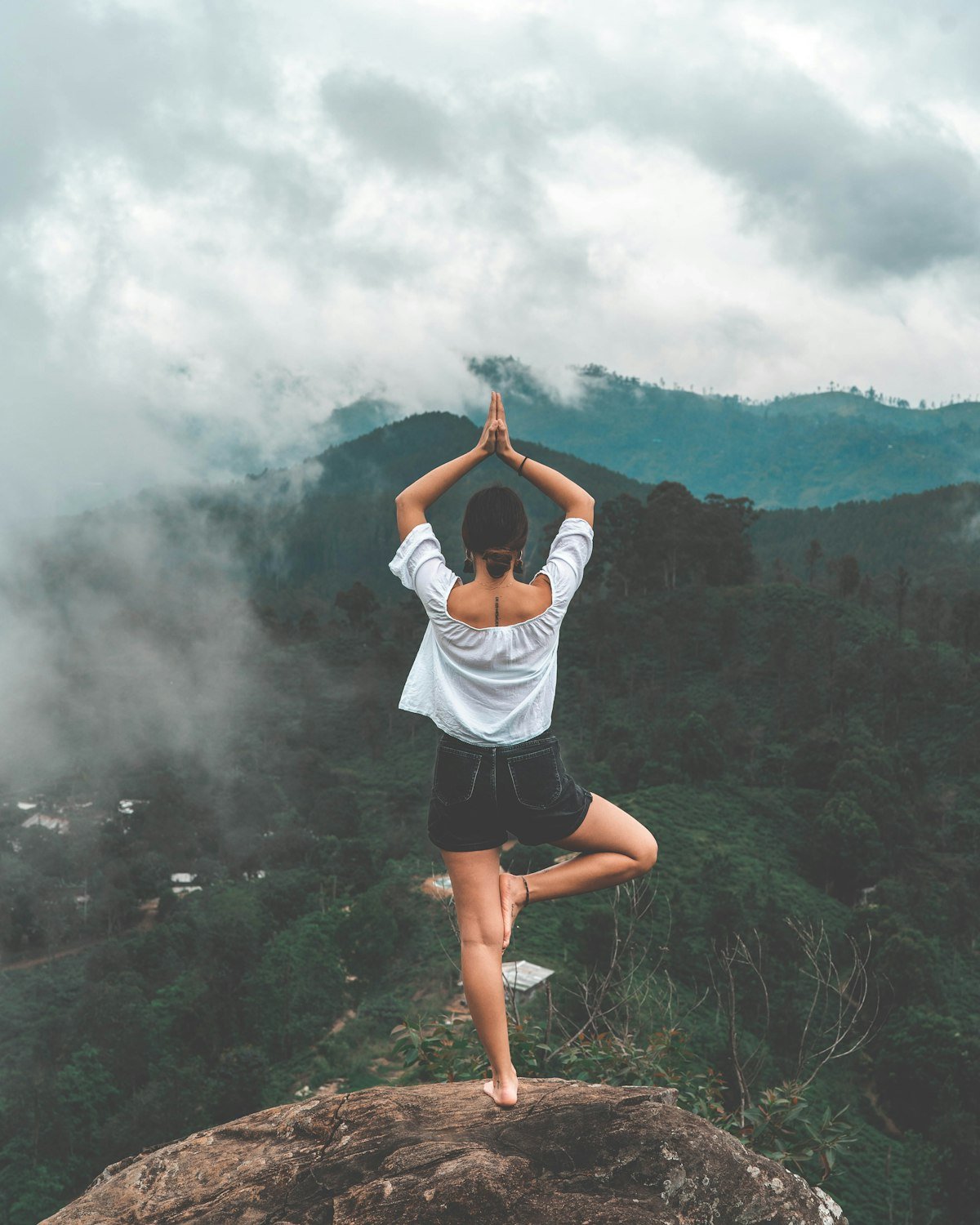 Mulher meditando em silêncio para desenvolver a intuição