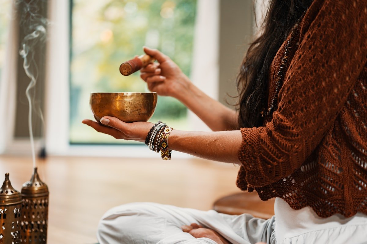 Mulher serena com as mãos no coração praticando meditação
